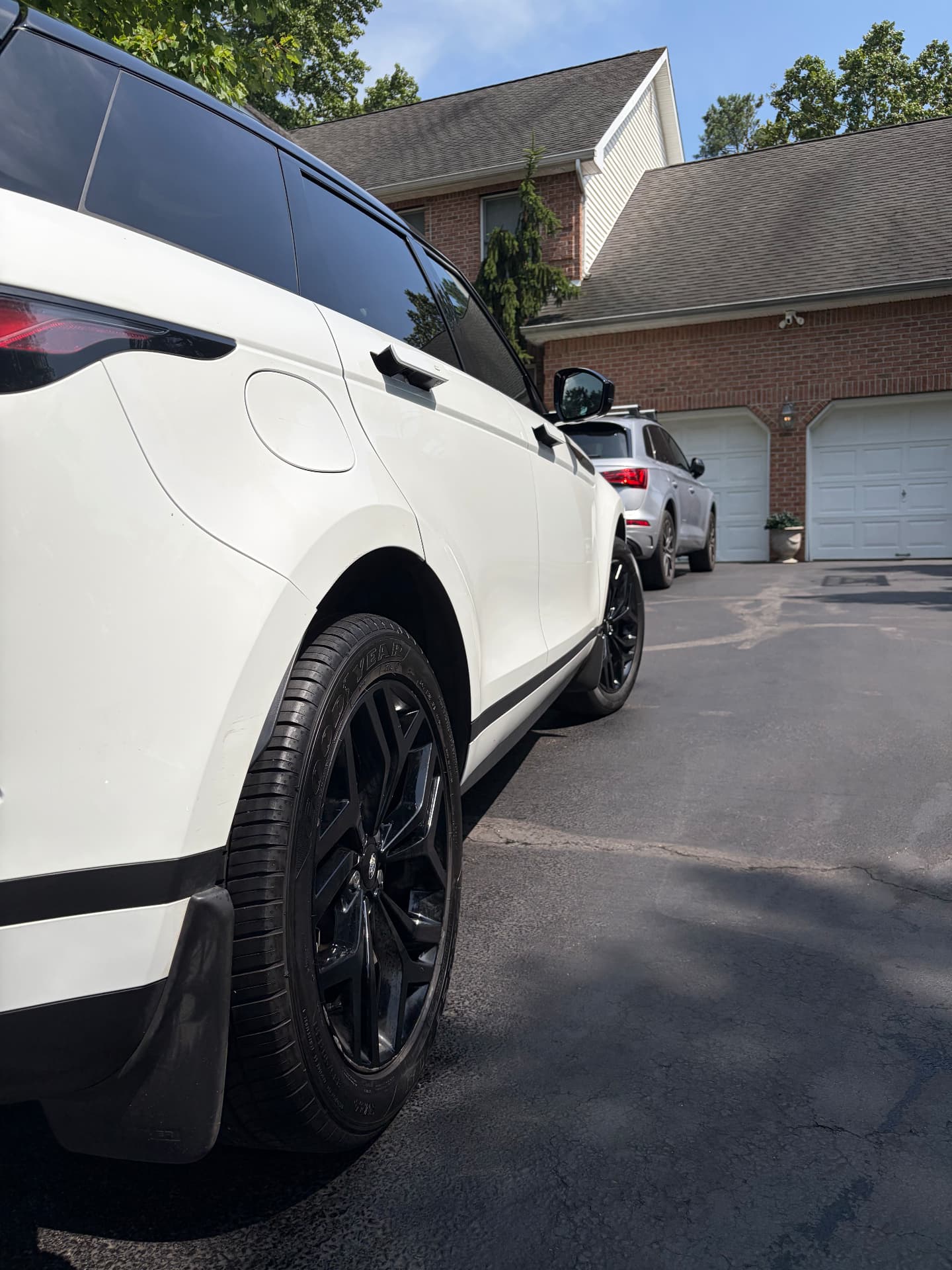 Range Rover with deep-cleaned wheels and tires